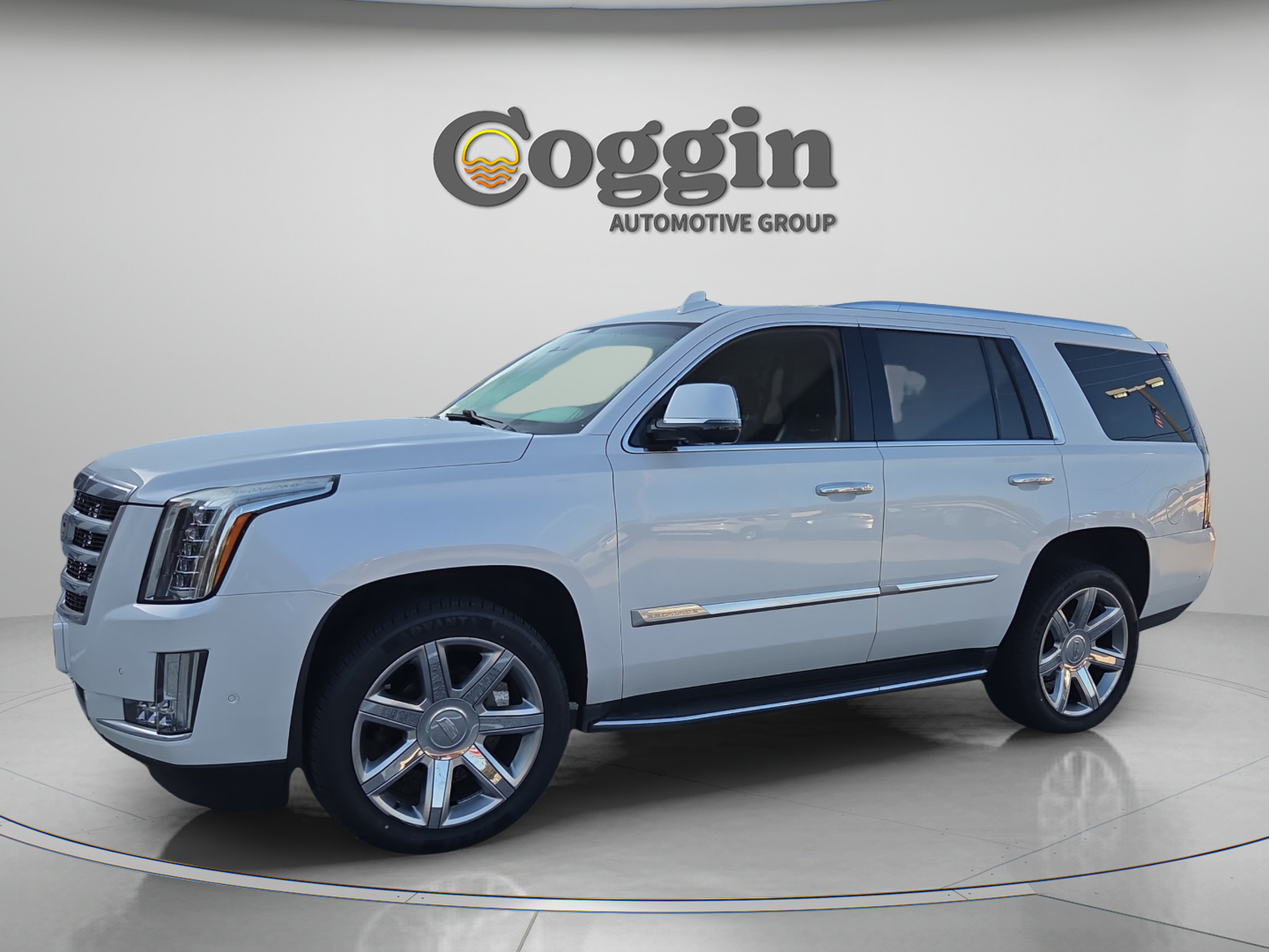 Used 2019 Cadillac Escalade Luxury RWD image 1