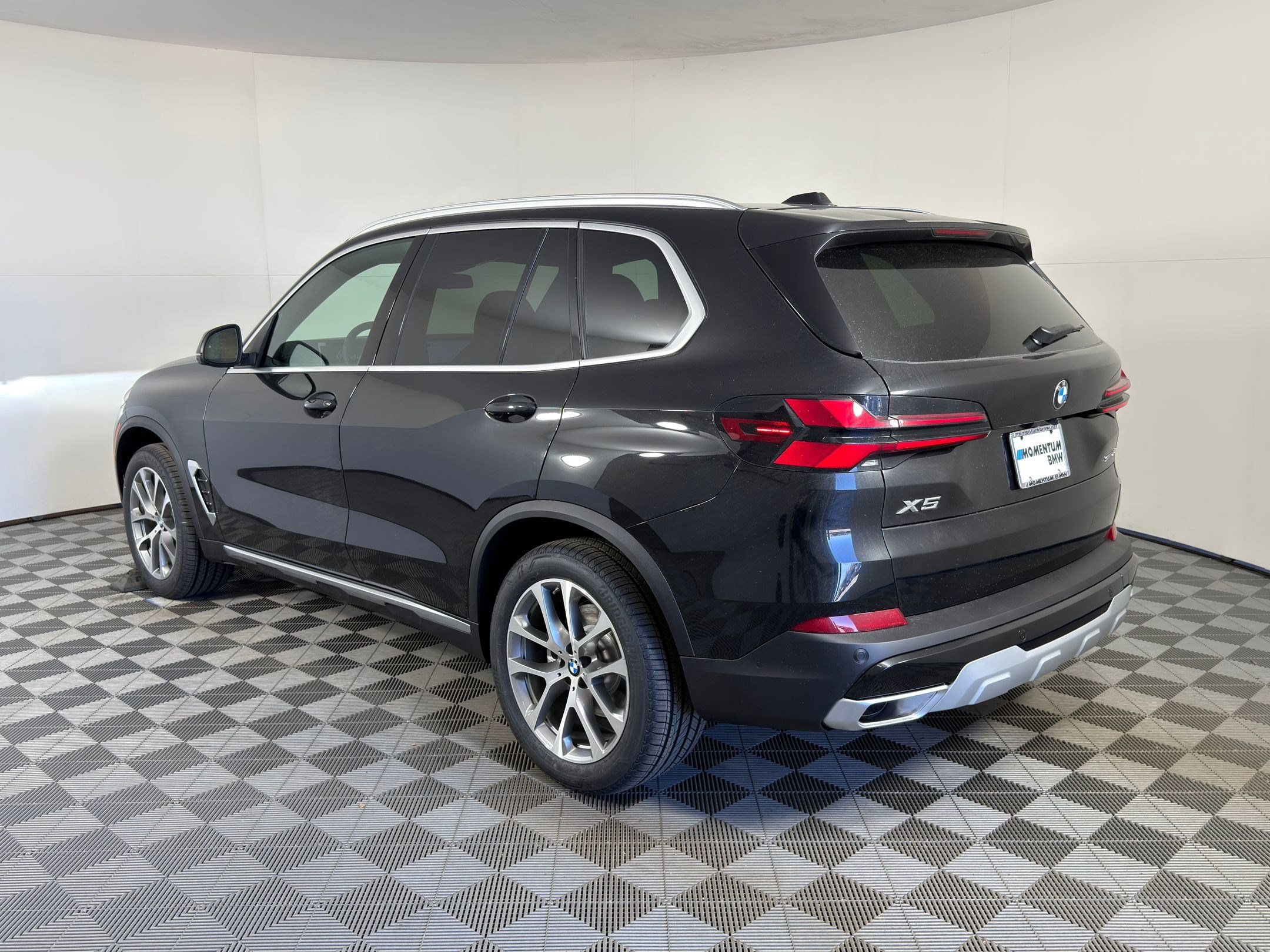 Used 2026 BMW X5 sDrive40i w/ Parking Assistance Package RWD image 3