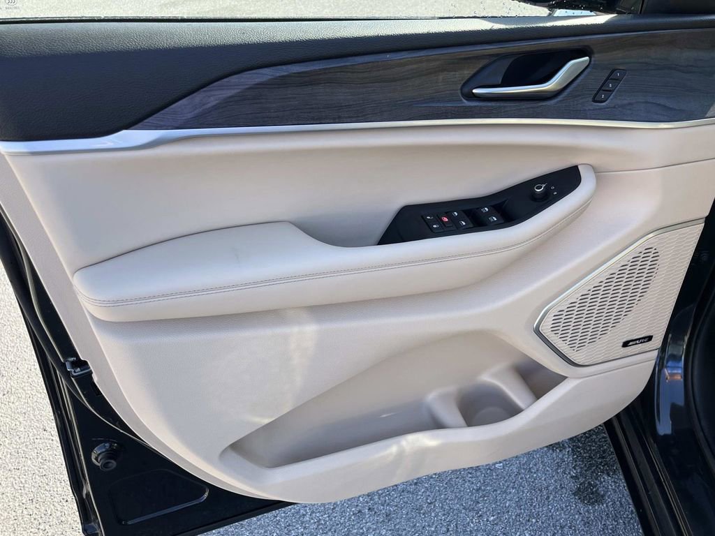 Used 2022 Jeep Grand Cherokee L Limited image 28