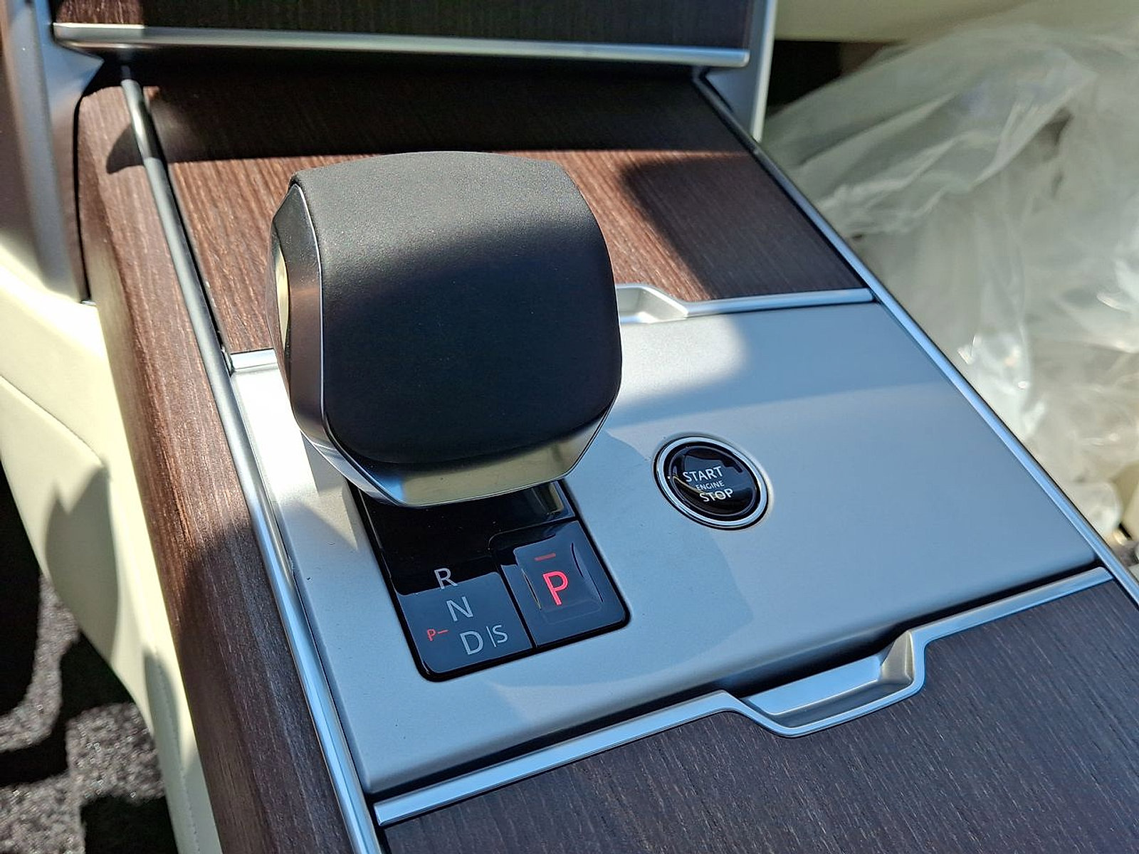 New 2025 Land Rover Range Rover SE image 24