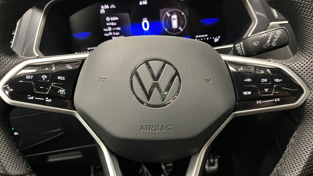 Used 2024 Volkswagen Tiguan SE R-Line AWD/4WD image 16