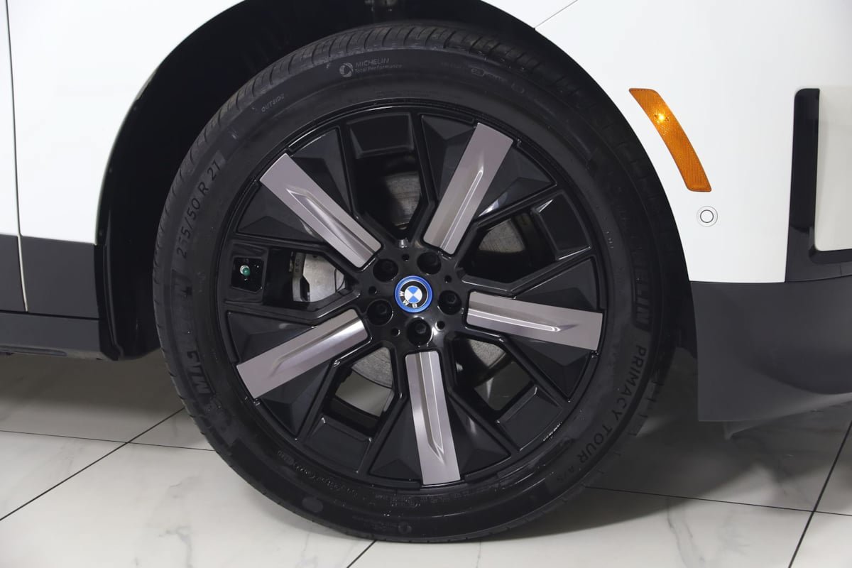 Used 2024 BMW iX xDrive50 w/ Convenience Package AWD/4WD image 17