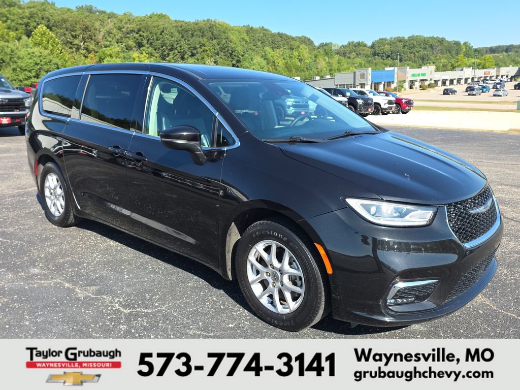 Used 2023 Chrysler Pacifica Touring-L FWD image 2