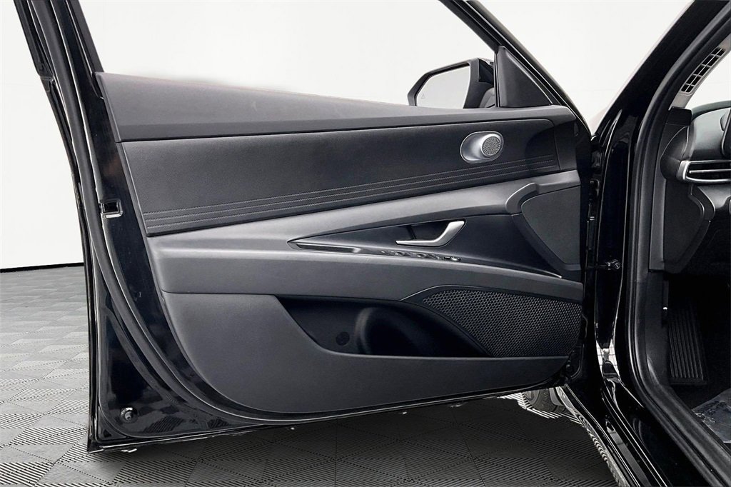 Used 2025 Hyundai Elantra SE image 23