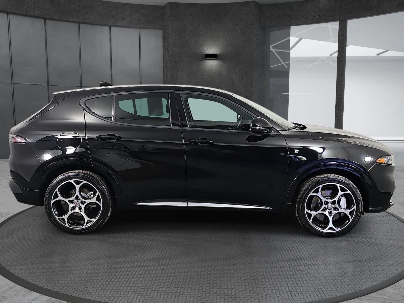 Used 2024 Alfa Romeo Tonale Ti w/ Premium Interior Package AWD/4WD image 4
