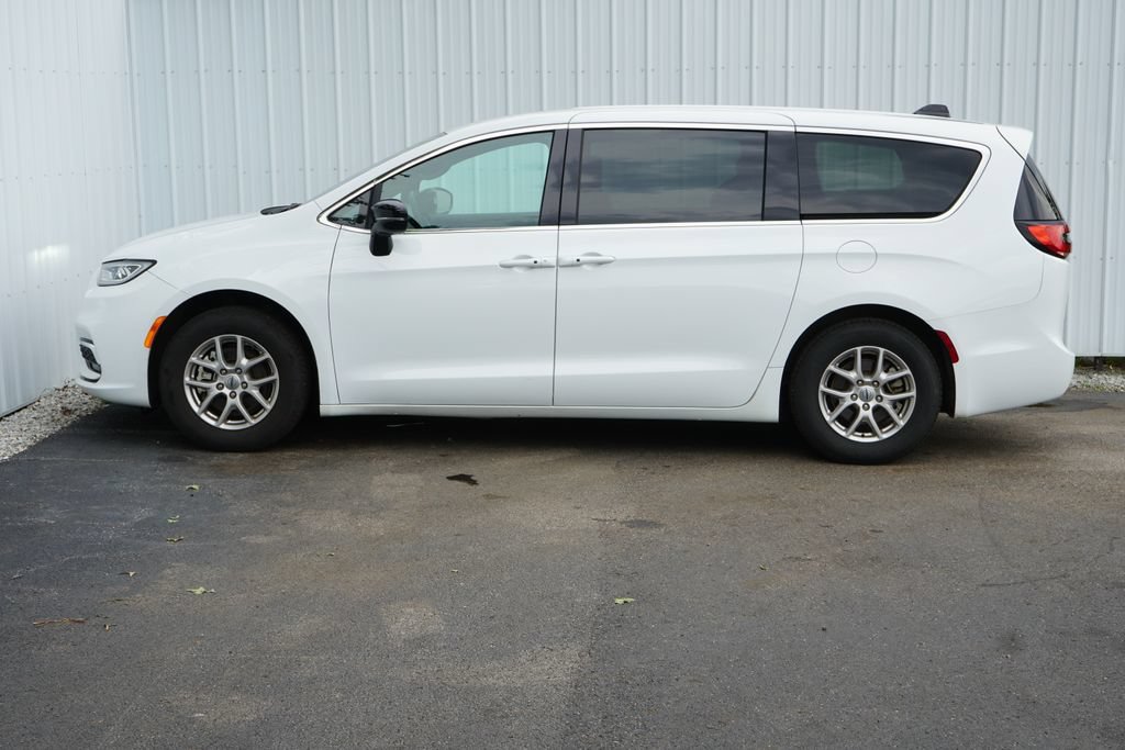 Used 2025 Chrysler Pacifica Select FWD image 3