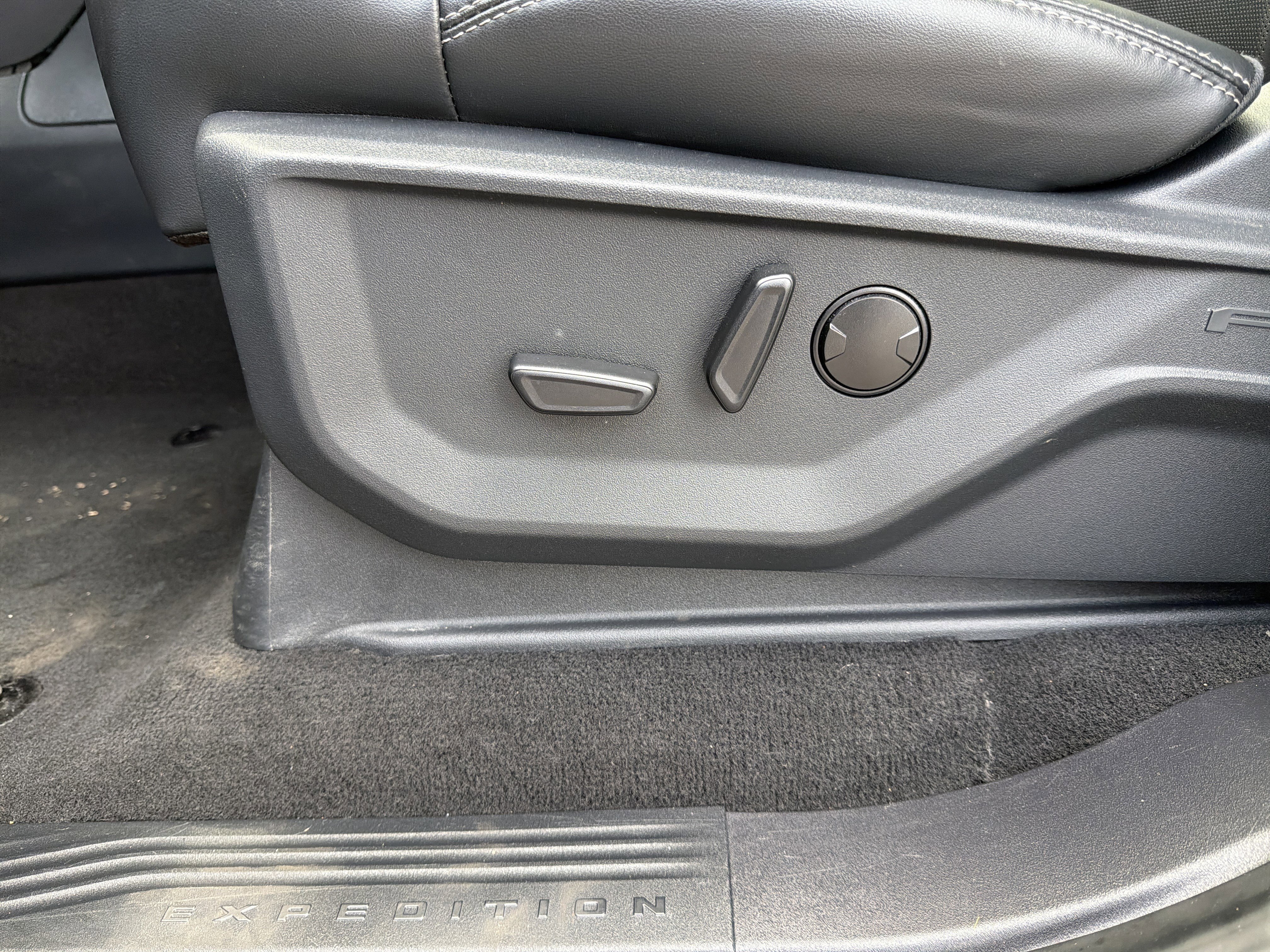 Used 2025 Ford Expedition Max Platinum AWD/4WD image 27