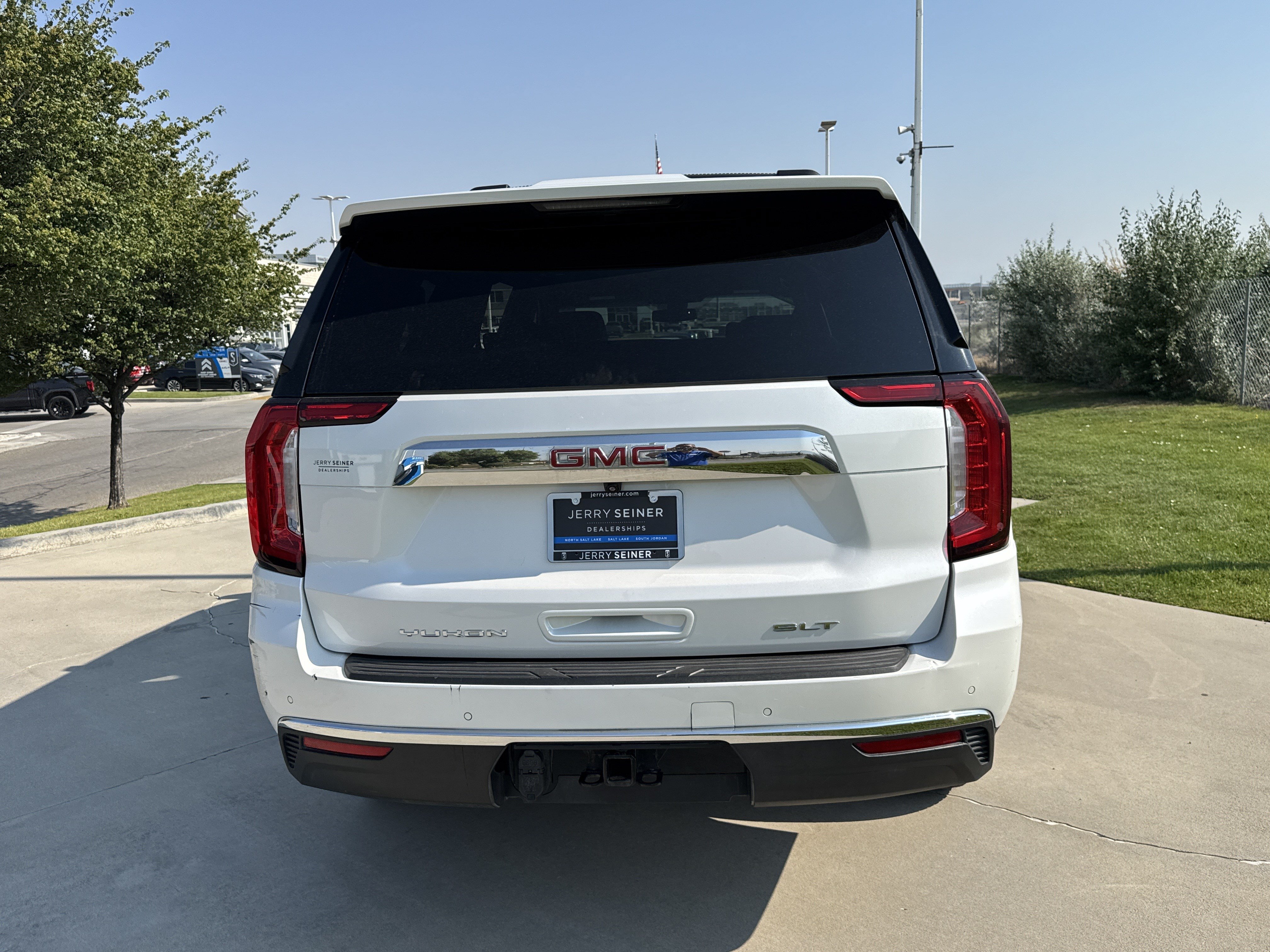 Used 2022 GMC Yukon XL SLT w/ SLT Luxury Package AWD/4WD image 4