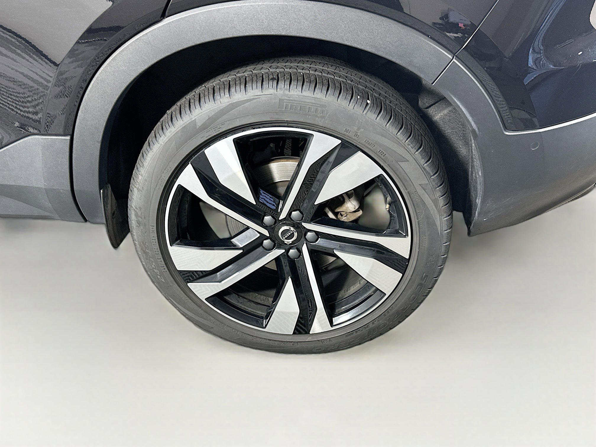 Used 2025 Volvo XC40 B5 Plus image 11