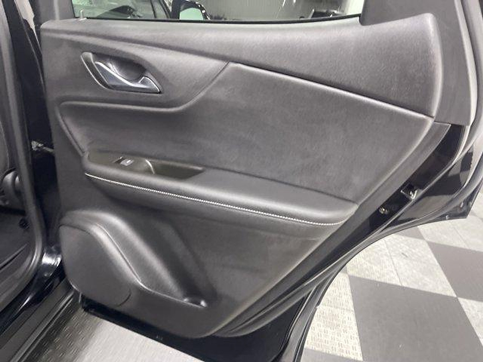 Used 2025 Chevrolet Equinox LT w/ Convenience Package II FWD image 14