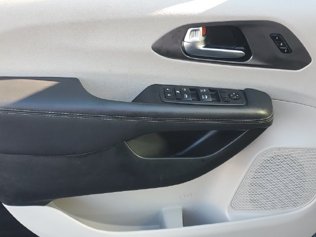 Used 2023 Chrysler Pacifica Touring-L FWD image 15