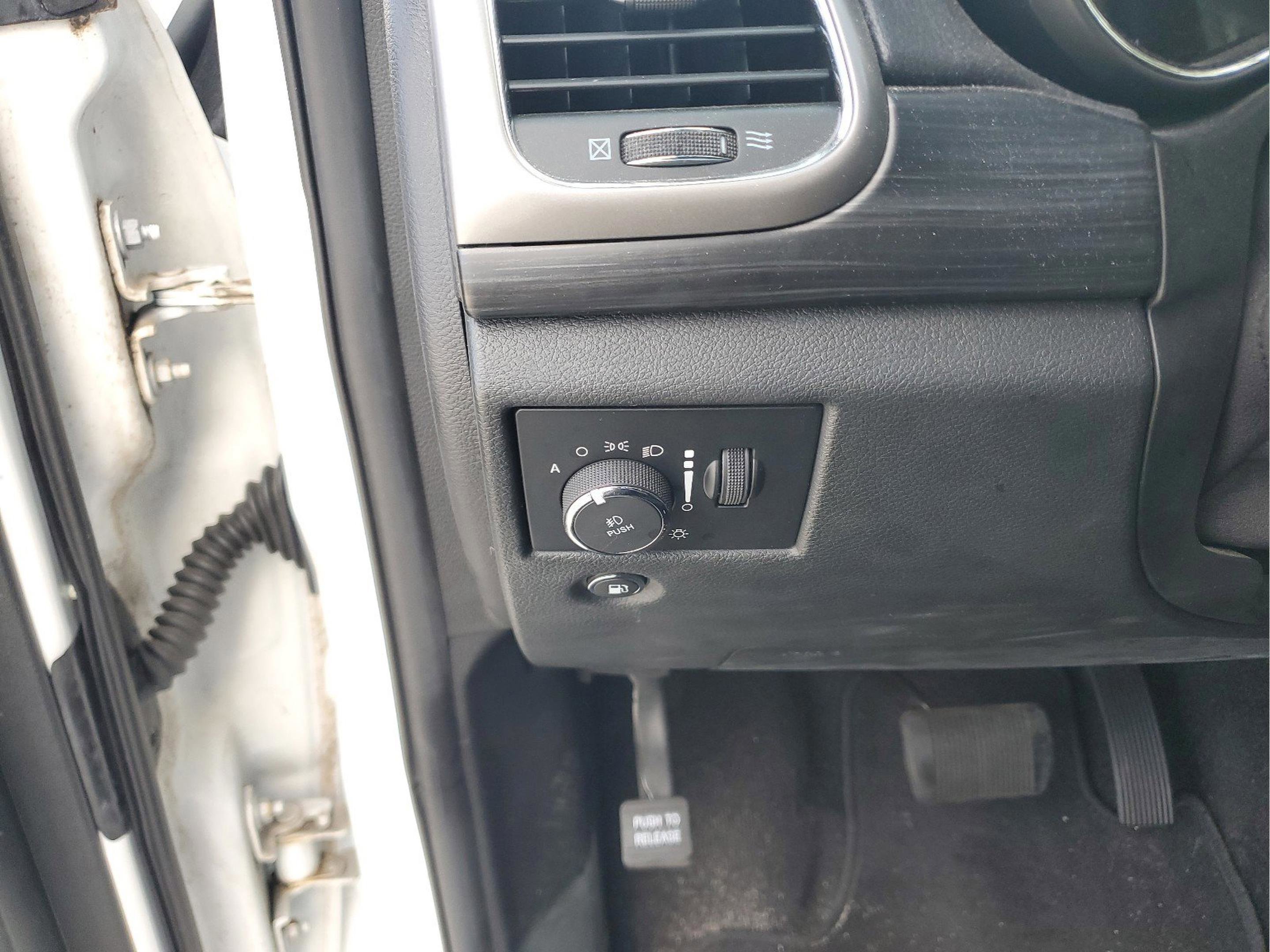 Certified 2022 Jeep Grand Cherokee Laredo X image 29