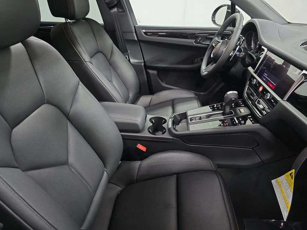 Certified 2025 Porsche Macan image 26