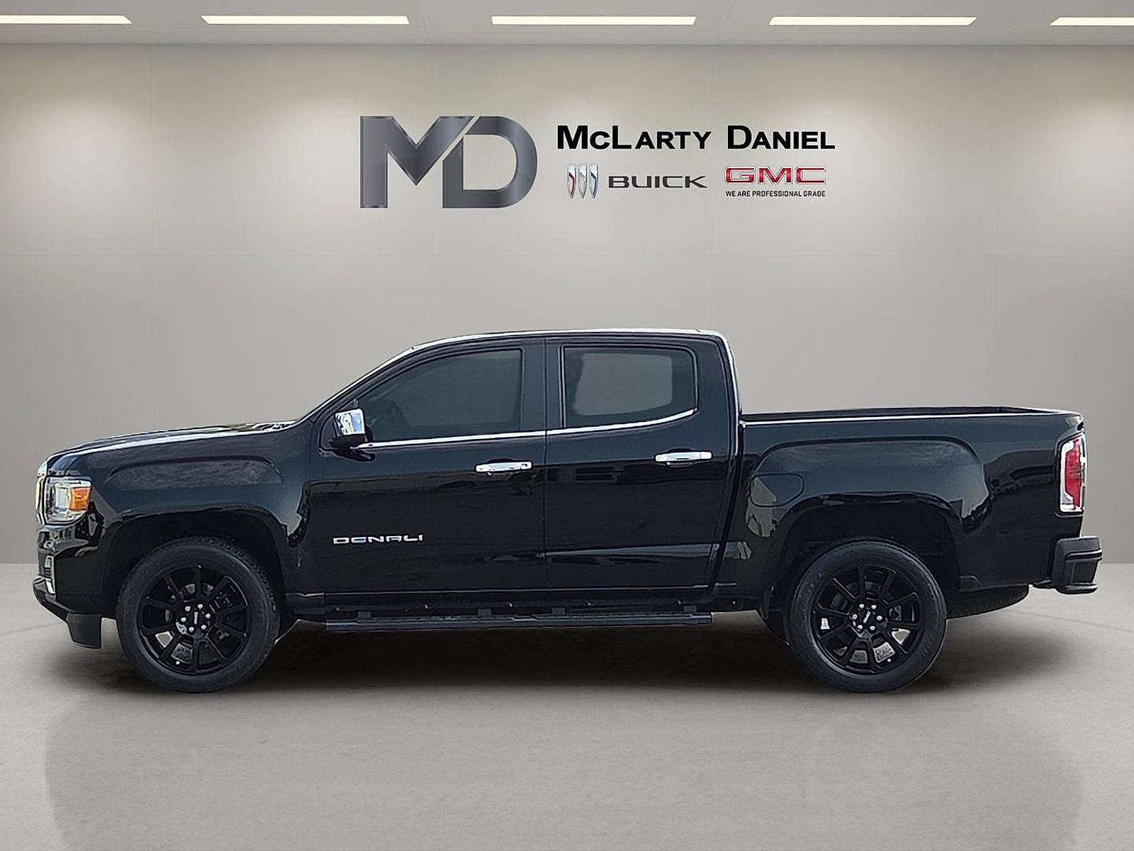 Used 2022 GMC Canyon Denali w/ Denali Black Edition Package AWD/4WD image 2