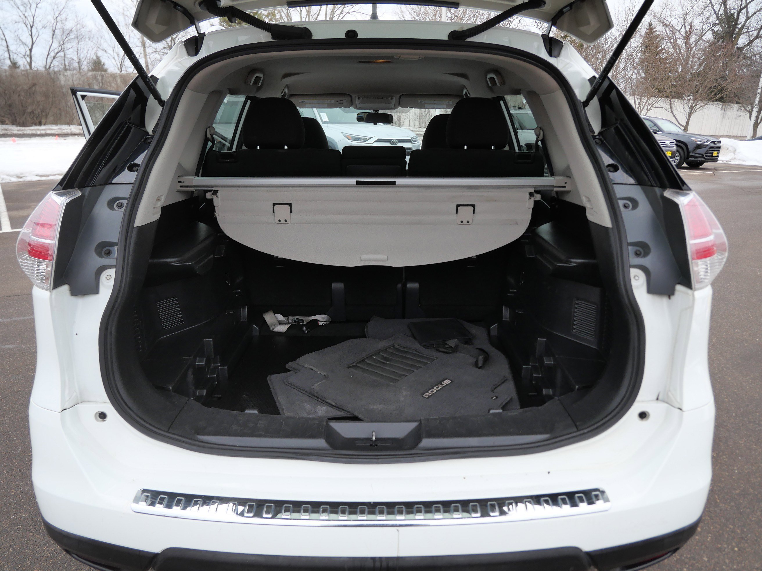 Used 2016 Nissan Rogue SV image 18