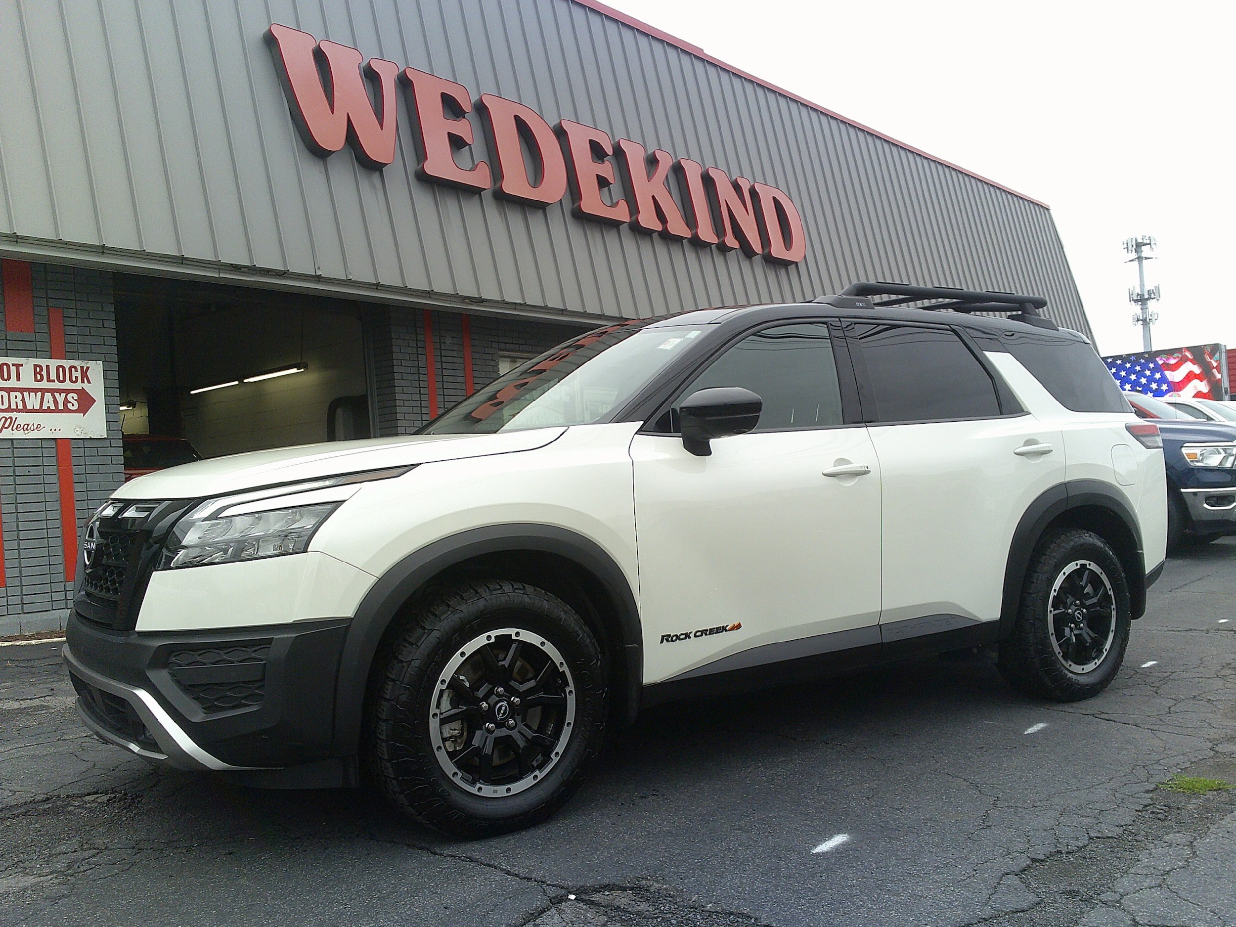 Used 2024 Nissan Pathfinder Rock Creek AWD/4WD image 2