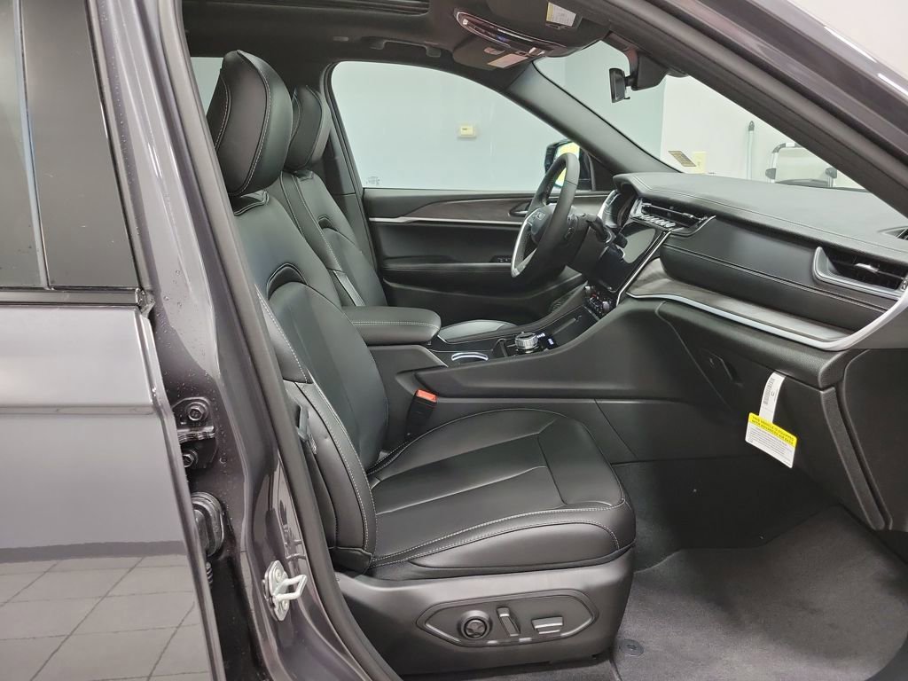 New 2025 Jeep Grand Cherokee L Limited w/ Black Appearance Package image 10