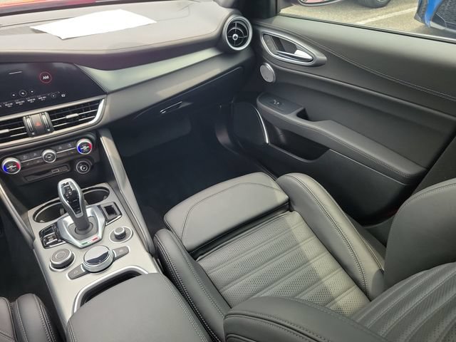 Used 2022 Alfa Romeo Giulia Veloce AWD/4WD image 15