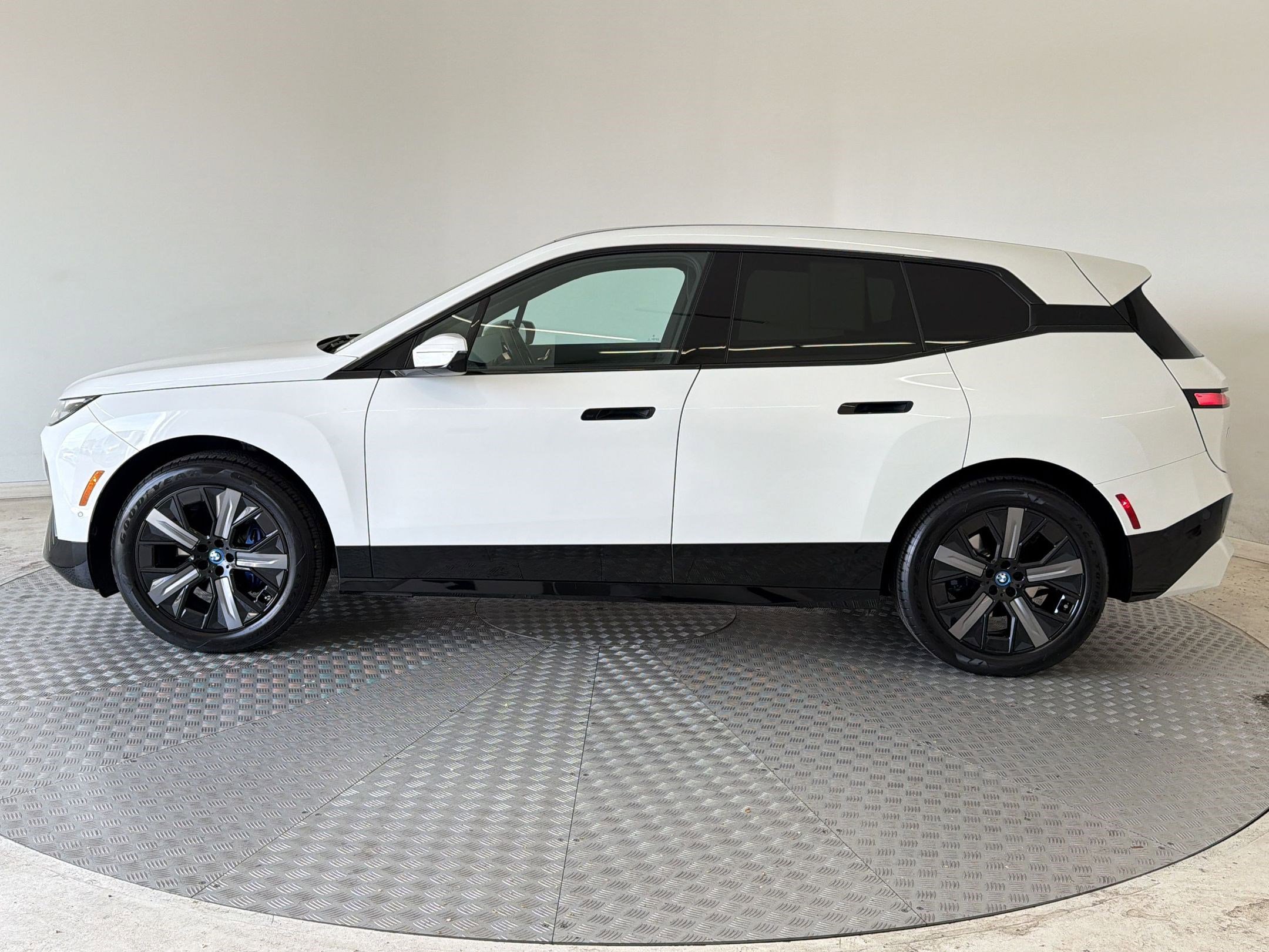 Used 2025 BMW iX xDrive50 w/ Sport Package AWD/4WD image 2