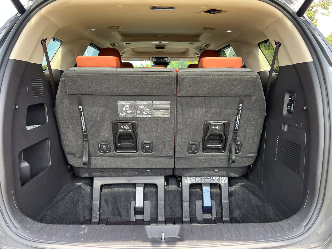 Used 2026 Kia Carnival SX w/ SX Dark Edition Package FWD image 9