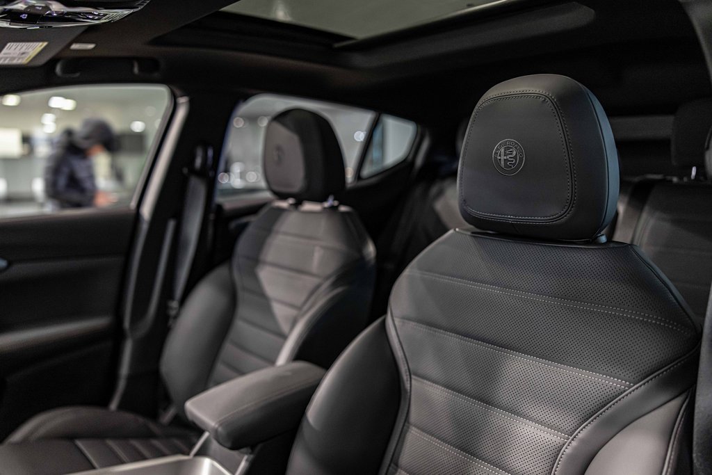 New 2025 Alfa Romeo Tonale w/ Premium Package image 17