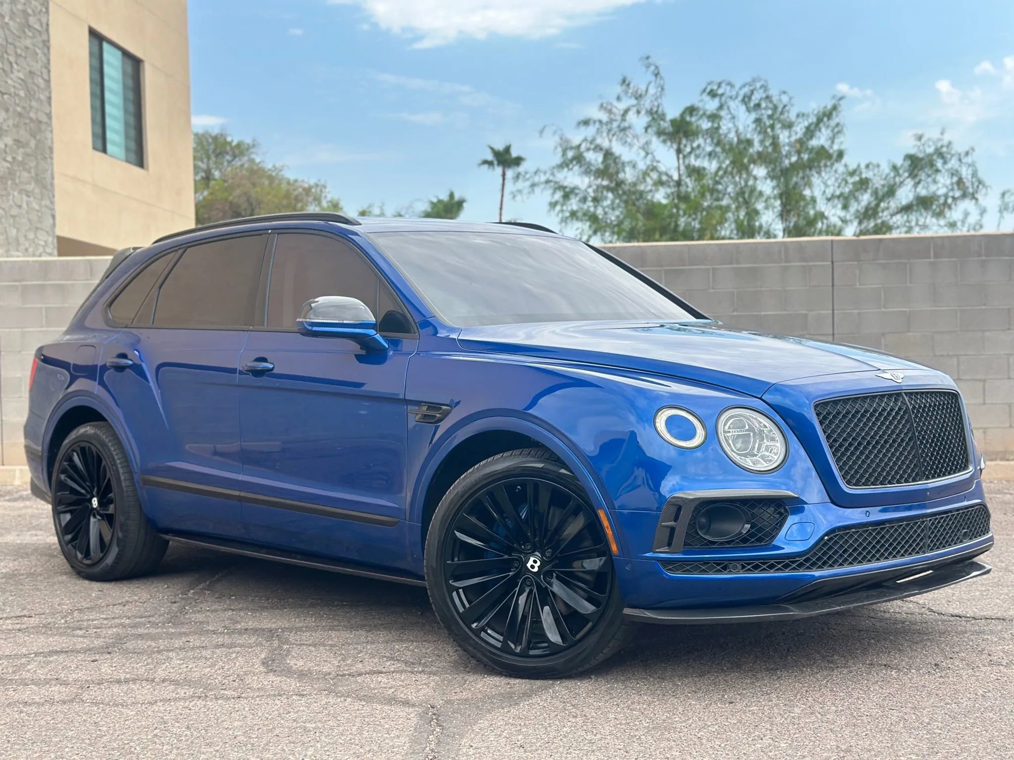 Used 2017 Bentley Bentayga AWD/4WD image 1