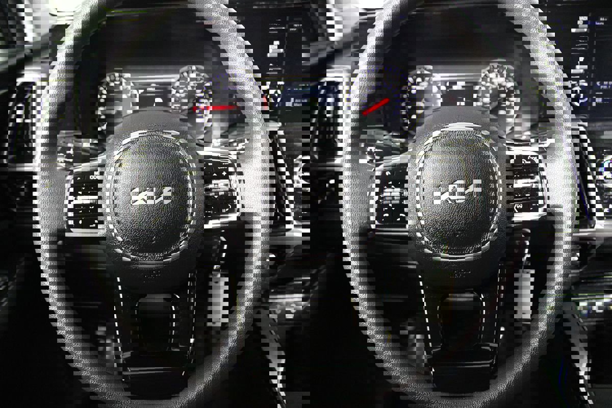 Used 2023 Kia Sorento LX image 5