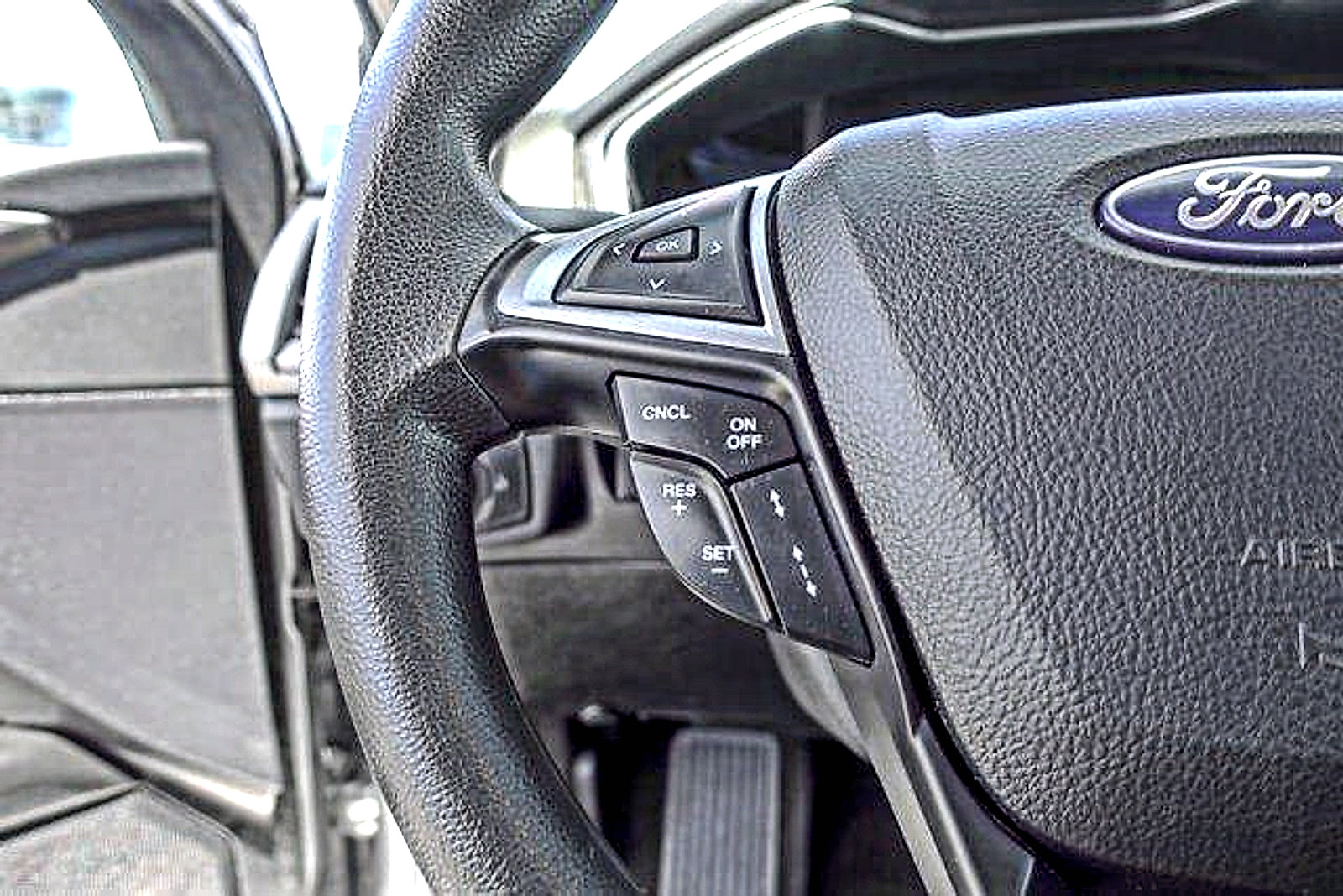 Used 2020 Ford Fusion SE FWD image 14