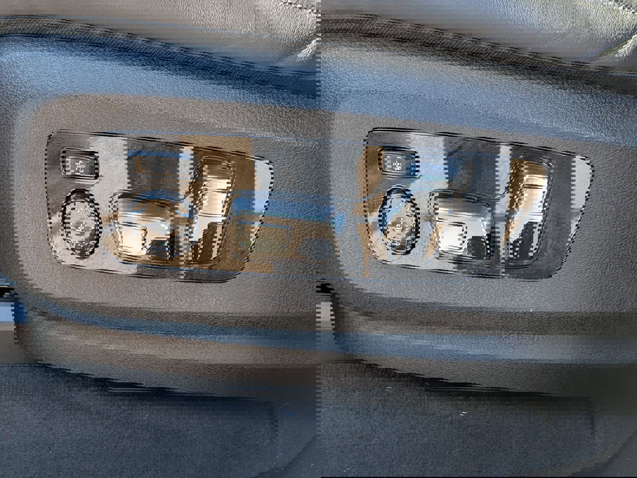 Used 2023 BMW X7 xDrive40i w/ Executive Package image 17