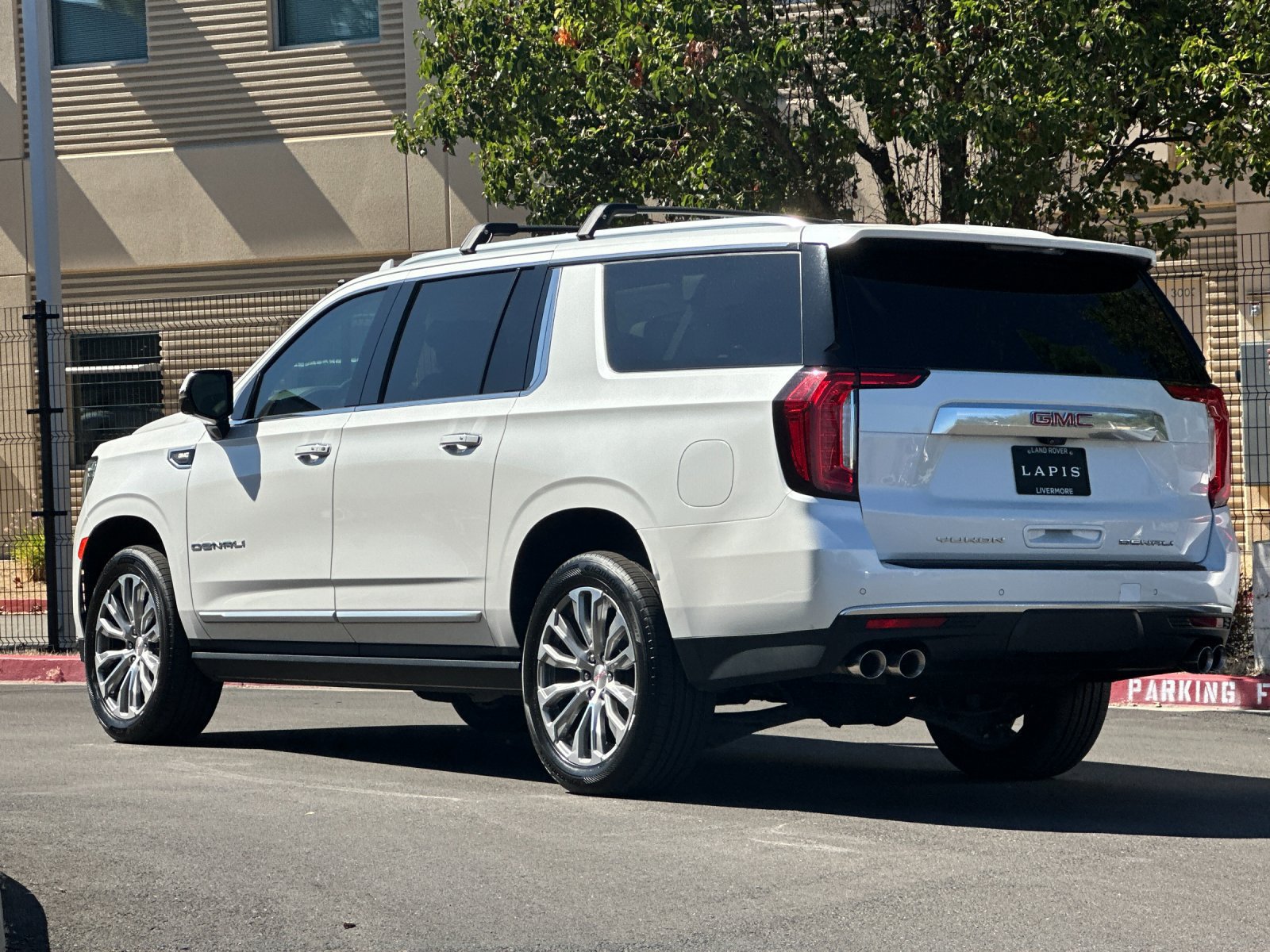 Used 2021 GMC Yukon XL Denali w/ Denali Premium Package AWD/4WD image 4