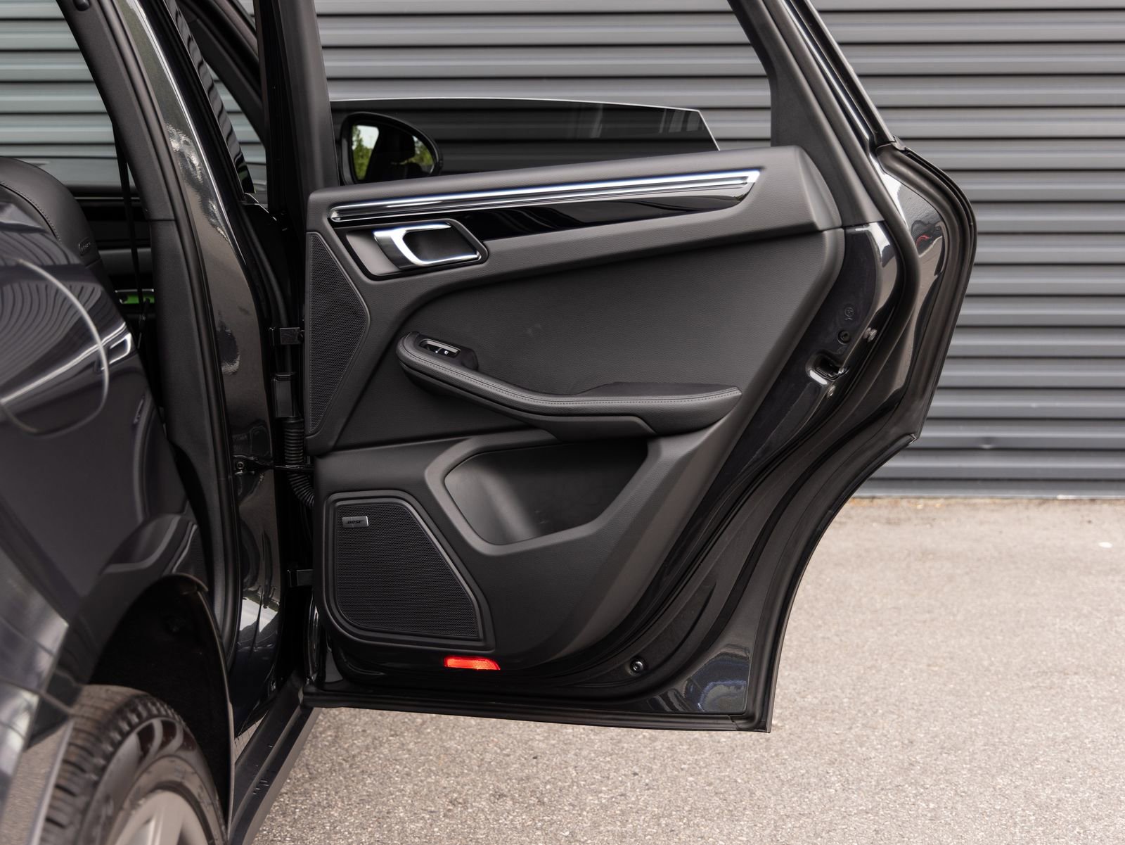 Certified 2025 Porsche Macan AWD/4WD image 29
