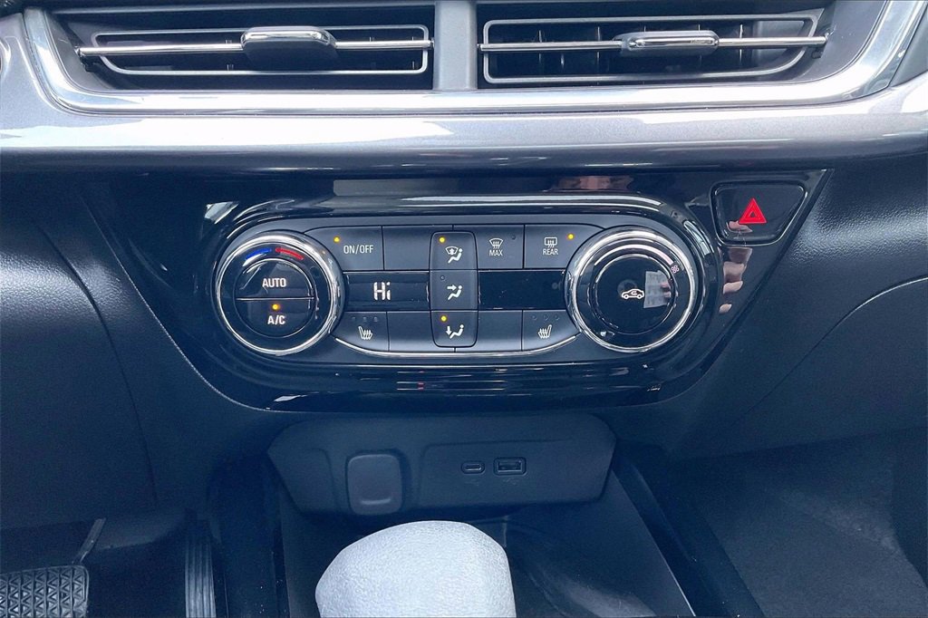 Used 2025 Chevrolet Trax ACTIV w/ Sunroof Package image 32