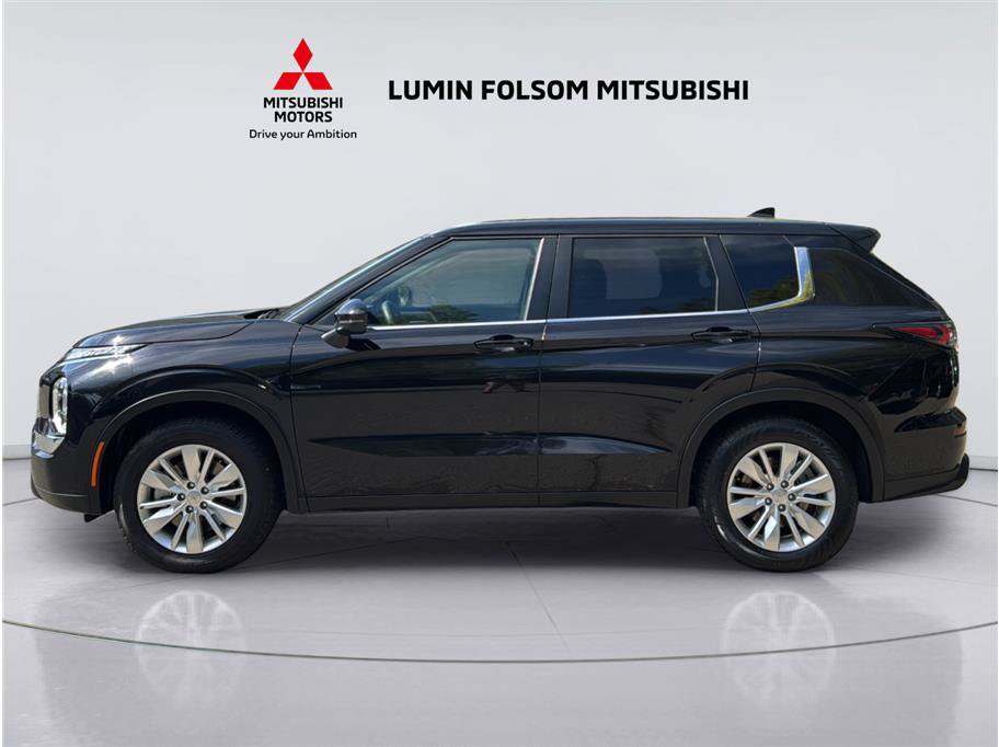Used 2025 Mitsubishi Outlander ES FWD image 2