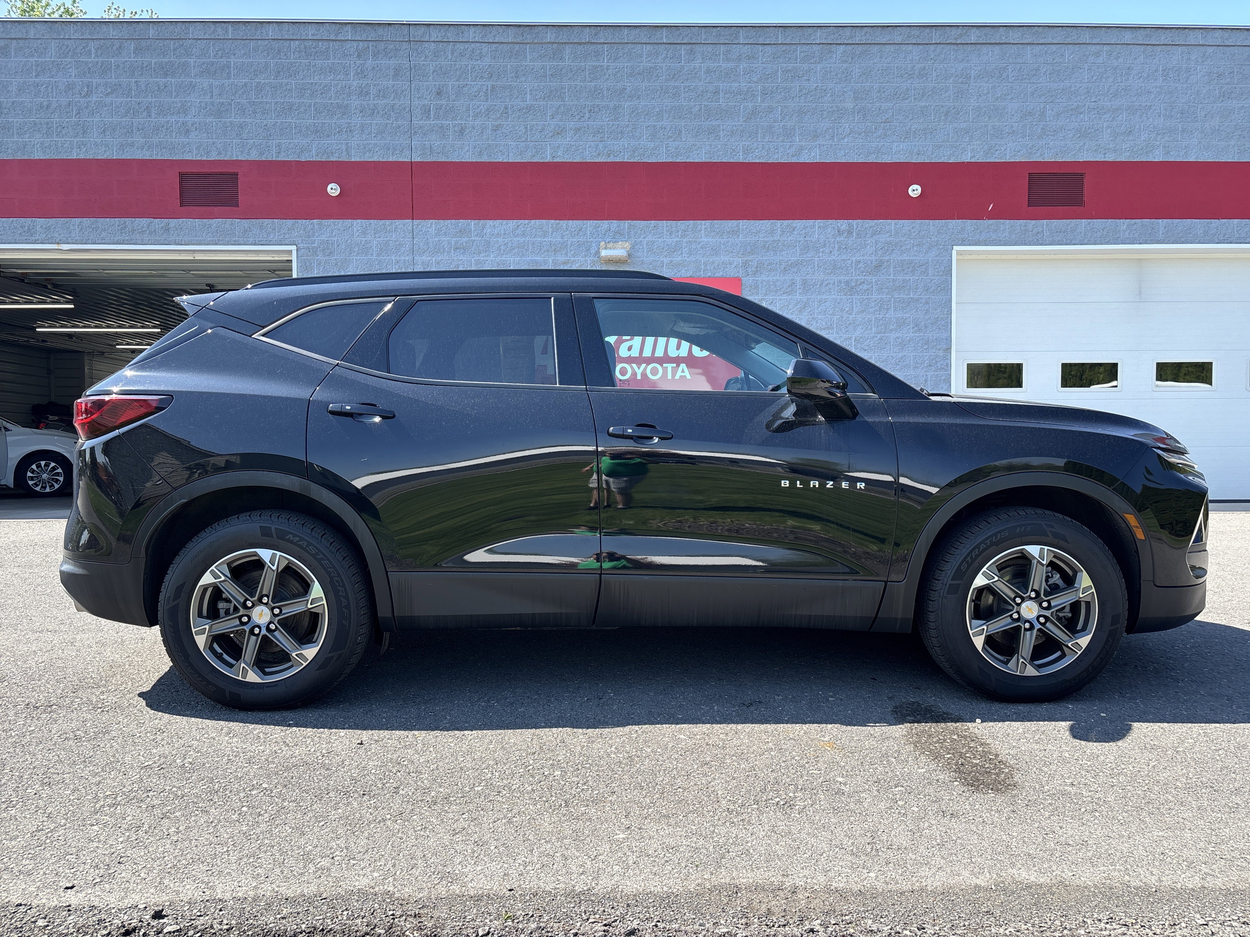 Used 2023 Chevrolet Blazer LT w/ Convenience Package AWD/4WD image 2