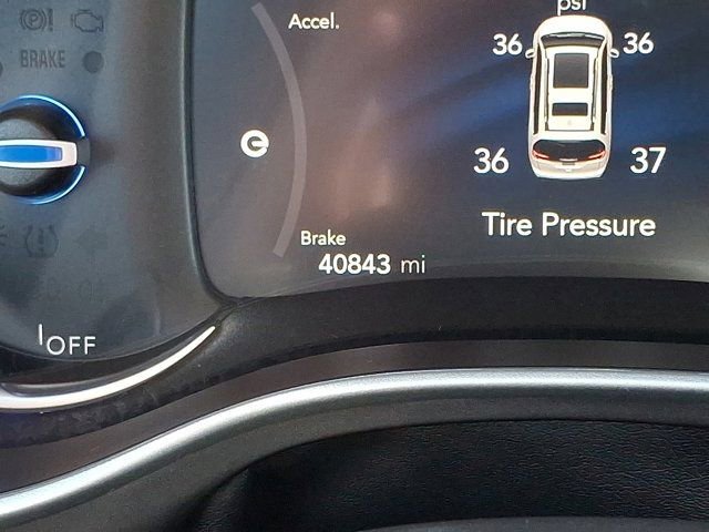 Used 2023 Chrysler Pacifica Touring-L image 25