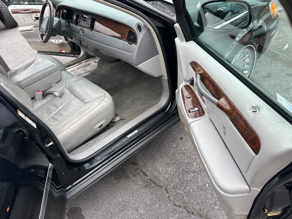 Used 2002 Lincoln Town Car Cartier RWD image 31