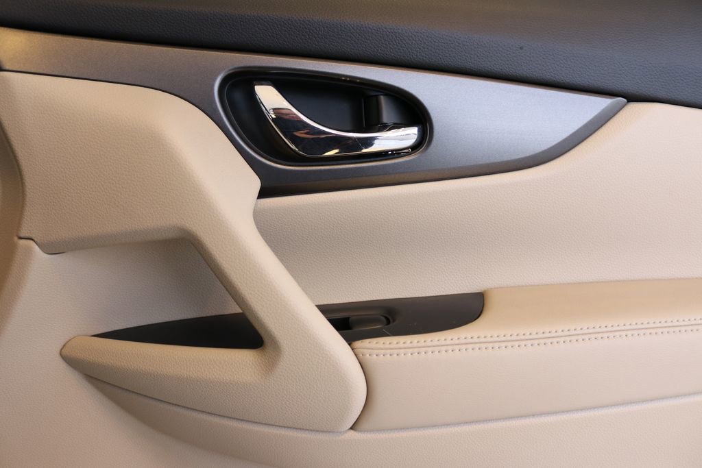 Used 2014 Nissan Rogue SV image 31