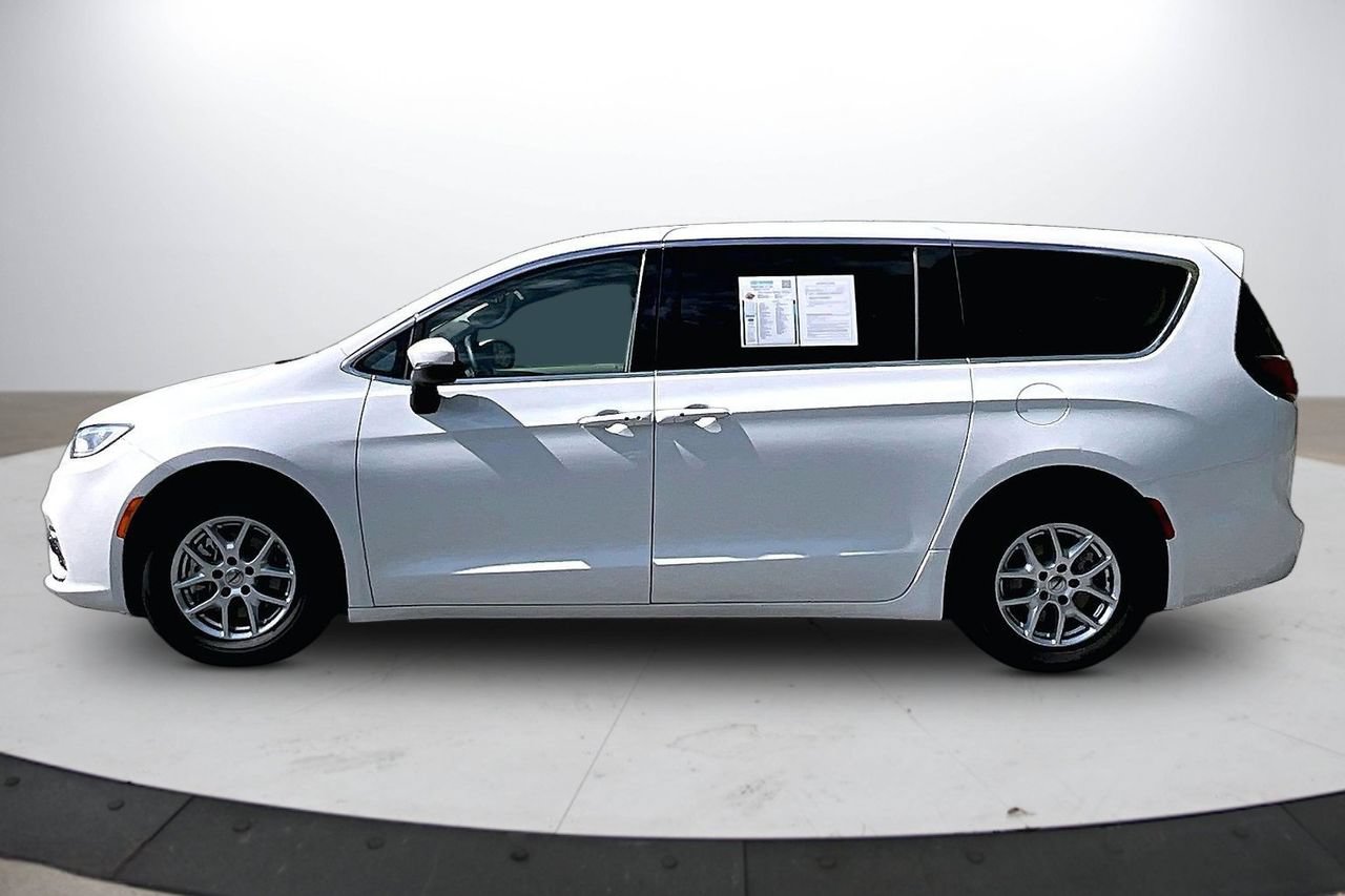 Certified 2023 Chrysler Pacifica Touring-L FWD image 5