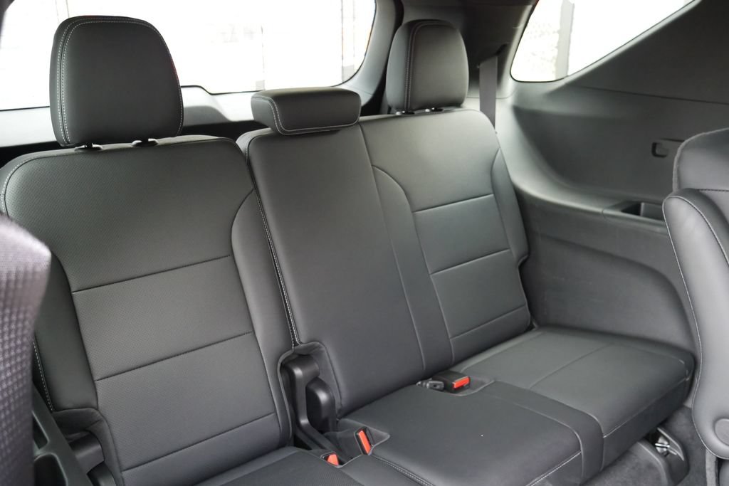 Used 2025 Chevrolet Traverse LT w/ Enhanced Driving Package AWD/4WD image 11