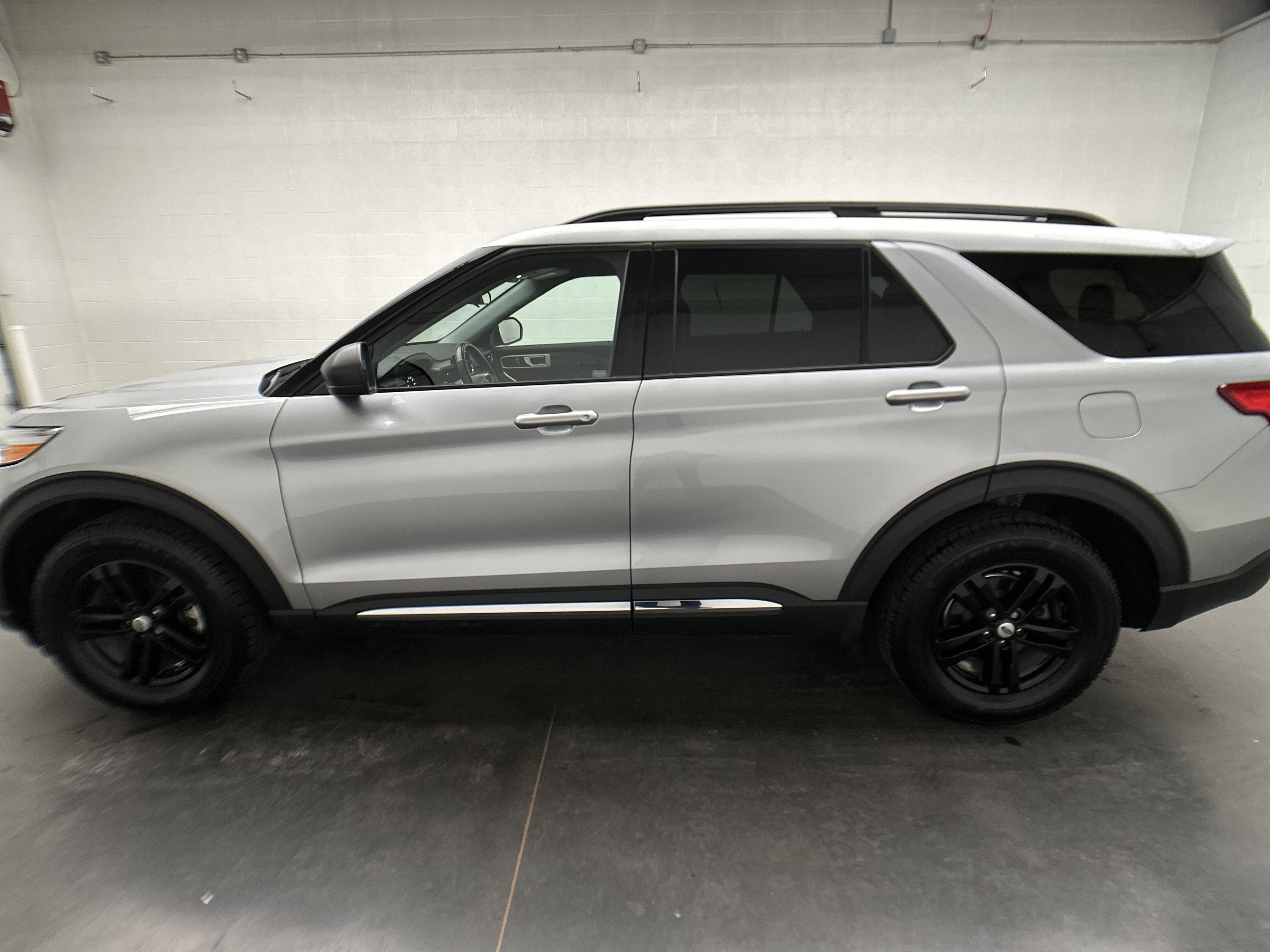 Used 2023 Ford Explorer XLT w/ Equipment Group 202A AWD/4WD image 6