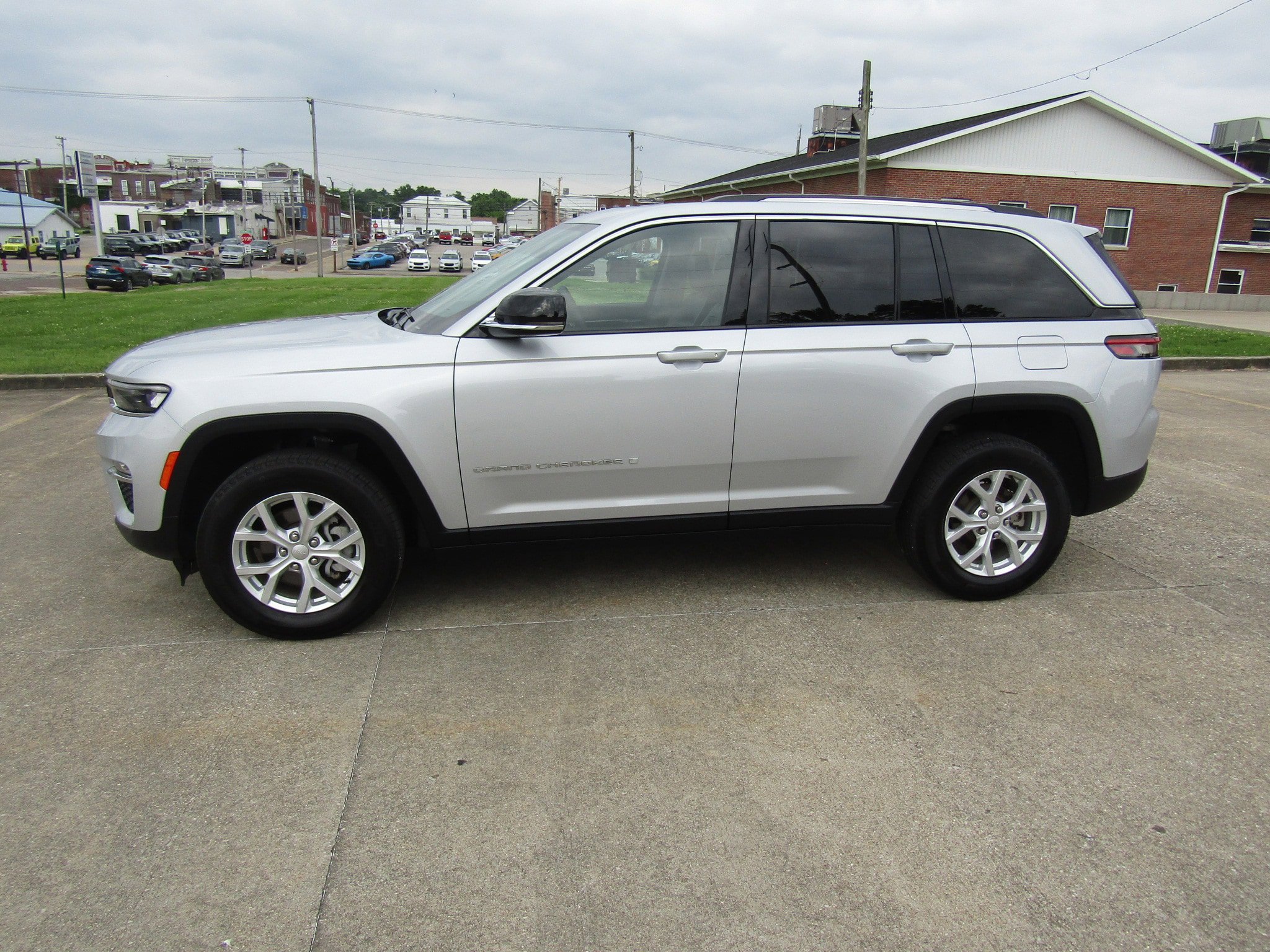 Used 2023 Jeep Grand Cherokee Limited w/ Trailer Tow Prep Group (B) image 6