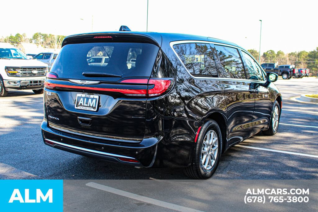 Used 2024 Chrysler Pacifica Touring-L image 6