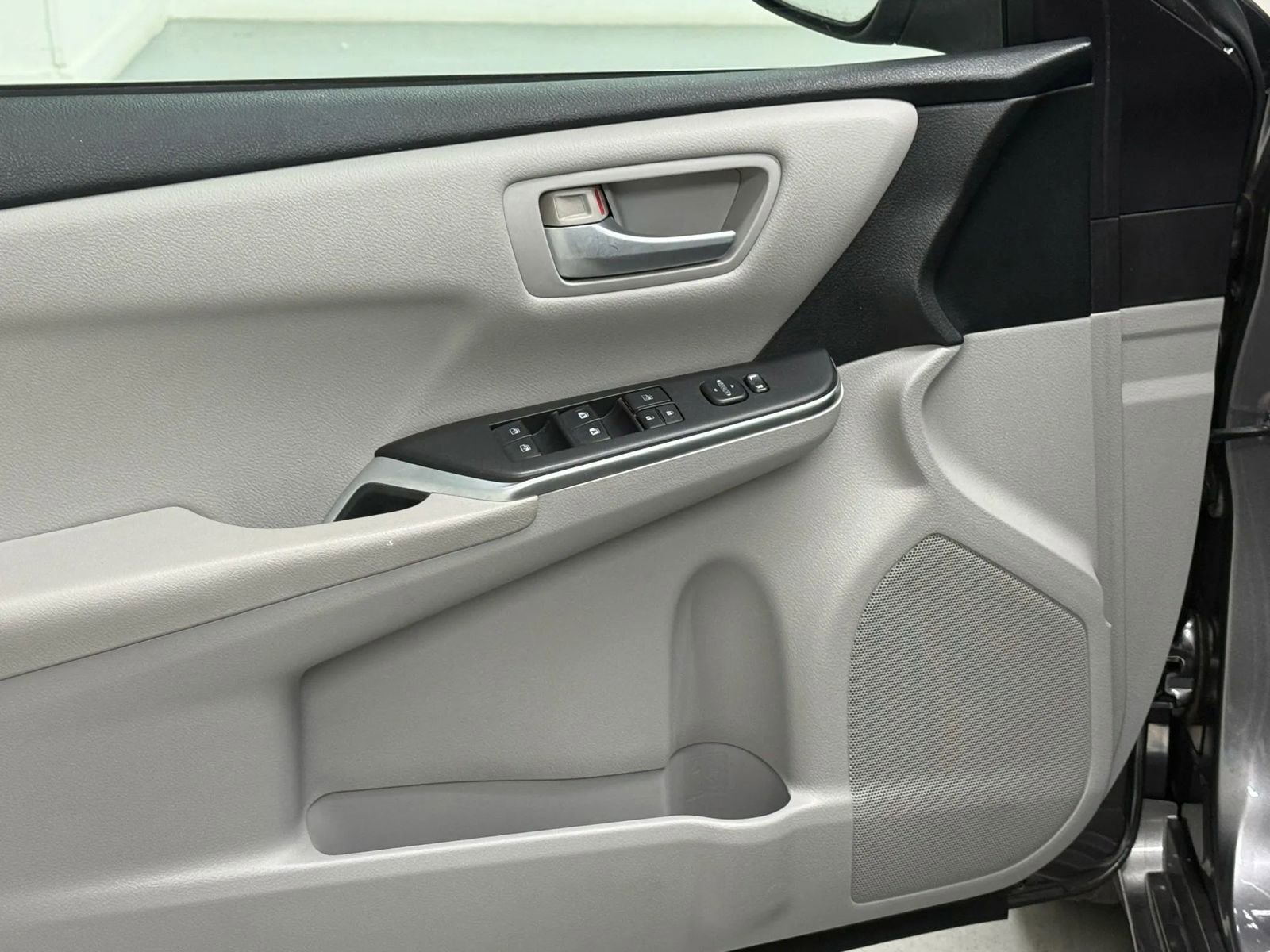 Used 2016 Toyota Camry SE image 26