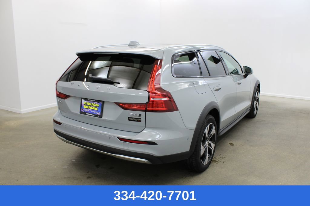 Used 2025 Volvo V60 B5 Cross Country Plus image 4