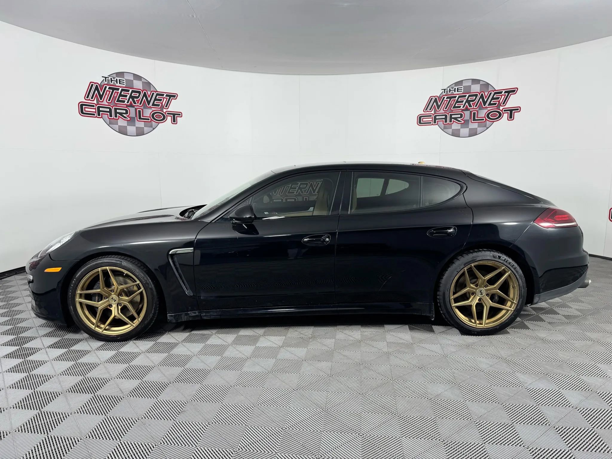 Used 2016 Porsche Panamera image 4
