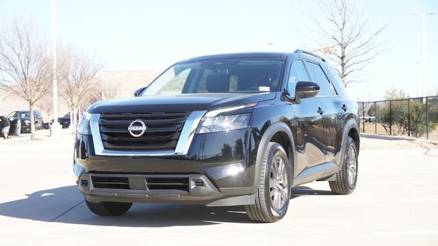 Used 2024 Nissan Pathfinder SV image 3