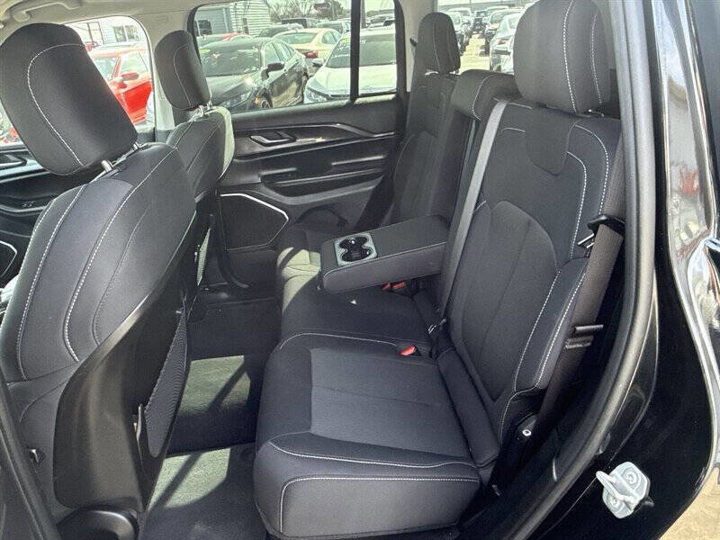 Used 2022 Jeep Grand Cherokee Laredo w/ Luxury Tech Group I AWD/4WD image 19