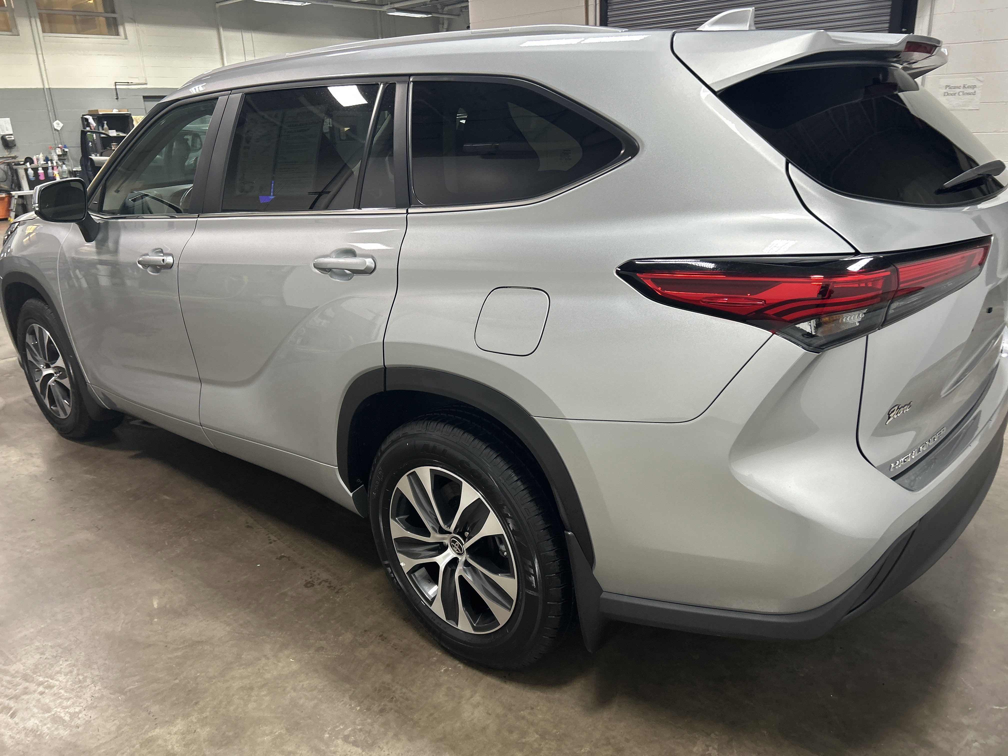 Used 2023 Toyota Highlander XLE image 5