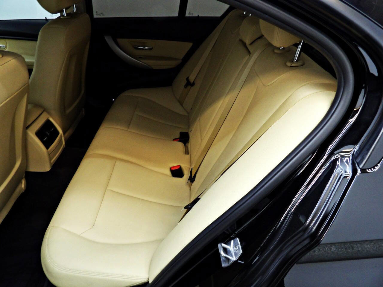 Used 2018 BMW 320i Sedan image 10