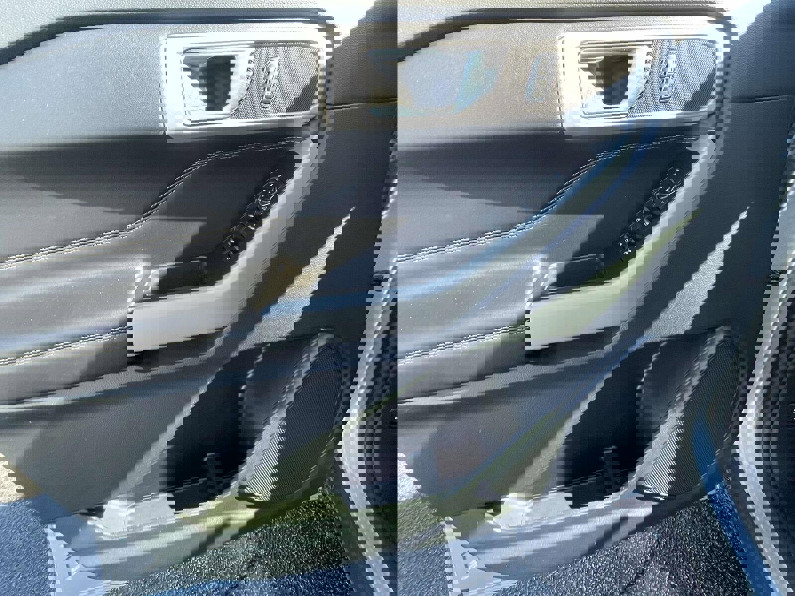 Used 2022 Ford Explorer XLT w/ Equipment Group 202A image 14